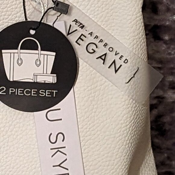 Malibu Skye Reversable Tote with Wristlet and Adjustable Strap NWT - Picture 4 of 11